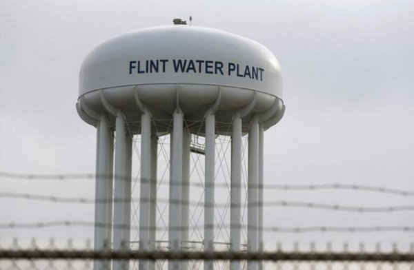 Tháp nước của nhà máy nước Flint, bang Michigan, Mỹ vào ngày 7/2/2016. Ảnh: REUTERS / Rebecca Cook