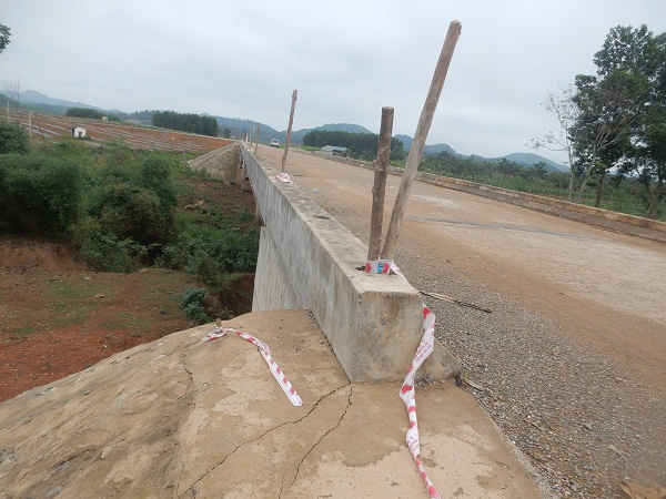 Cầu chưa có lan can rất mất an toàn cho người tham gia giao thông