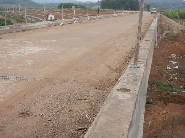 Hệ thống biển báo an toàn giao thông cũng chưa có