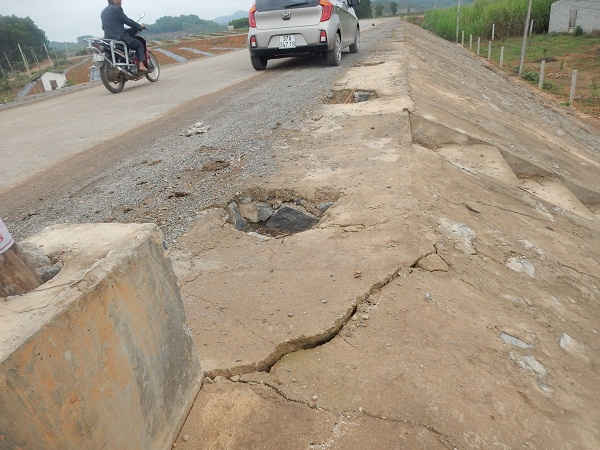 Nhiều chỗ bị nứt toác