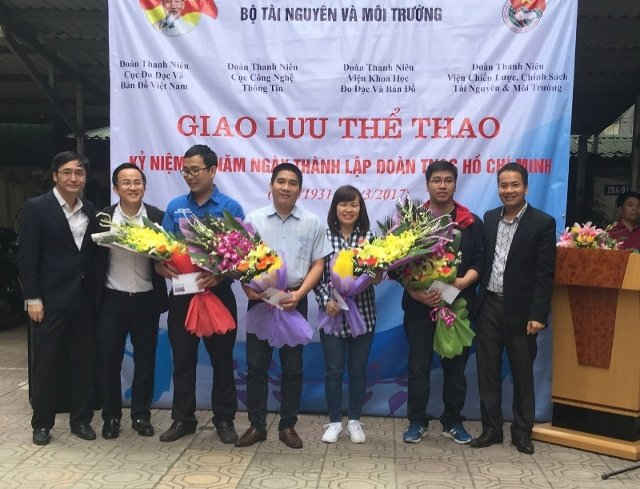 lãnh đạo 4 đơn vị trao giải cho các vận động viên