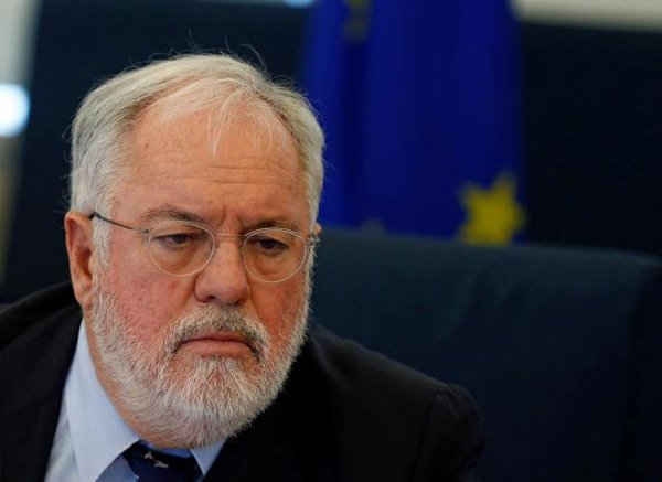 Cao ủy về Hành động Khí hậu và Năng lượng Miguel Arias Canete tham dự cuộc họp báo ở Bắc Kinh, Trung Quốc vào ngày 30/3/2017. Ảnh: REUTERS / Thomas Peter