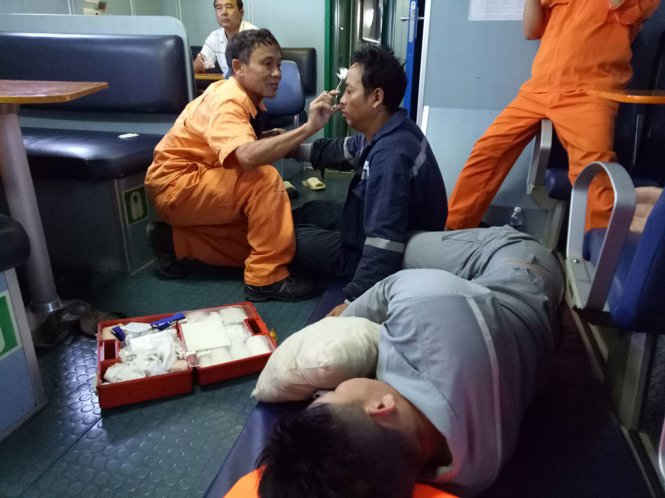 Hai thuyền viên tàu Hải Thành 26 được chăm sóc sau khi được cứu sống - Ảnh: Vietnam MRCC