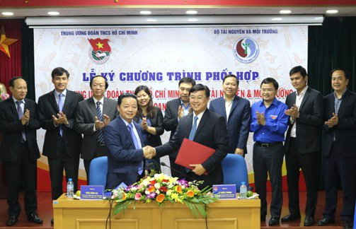 Bộ trưởng Bộ TN&MT Trần Hồng Hà và Bí thư thứ nhất T.Ư Đoàn Lê Quốc Phong ký kết chương trình phối hợp trong lĩnh vực tài nguyên môi trường giai đoạn 2017-2022.