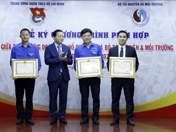 Các tập thể, cá nhân vinh dự nhận Bằng khen của Bộ trưởng Bộ TN&MT vì đã có thành tích trong phong trào Đoàn