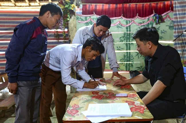 Người dân tham gia ký cam kết không phá rừng.