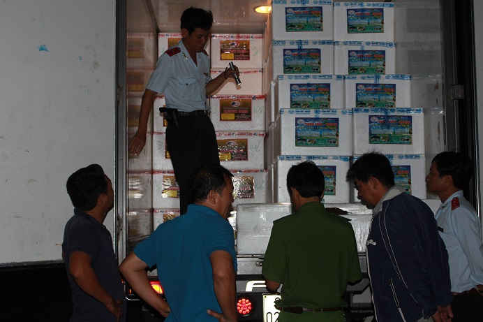 Hàng triệu tôm giống chưa được kiểm dịch được tuôn vào Bạc Liêu, Cà Mau để tiêu thụ bị lực lượng chức năng phát hiện.