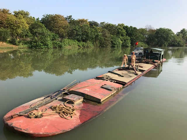 Chiếc sà lan vừa bị phát hiện và bắt giữ sáng 4/4. (Ảnh: Thái Bình)