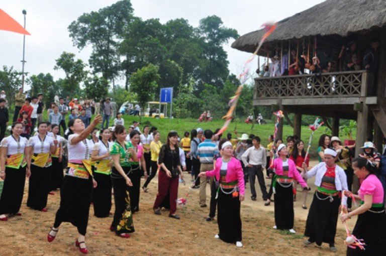 Ném còn - một trò chơi dân gian phổ biến ở nhiều địa phương miền núi.