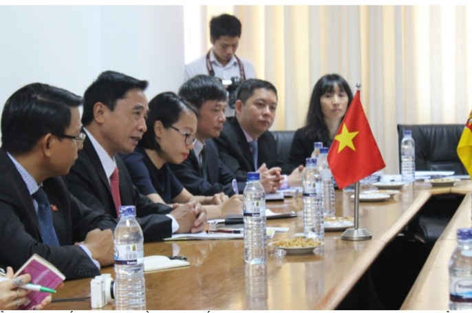 Thiếu tướng Trần Văn Tất (người thứ hai từ trái sang) phát biểu tại Hội đàm với Vụ trưởng,Vụ Hợp tác Quốc tế, Bộ Nội vụ Mozambique sáng 3/4/2017