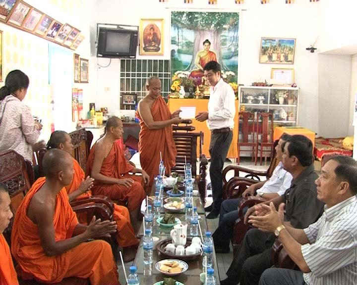 Tặng quà đồng bào dân tộc có hoàn cảnh khó khăn, gia đình chính sách là người dân tộc Khmer.