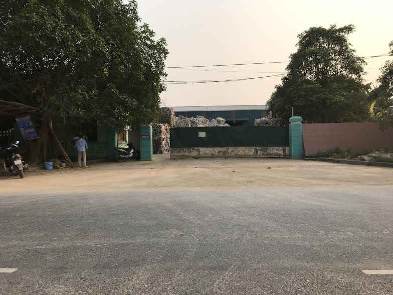 Nhựa, phế thải chất cao như núi ở Công ty TNHH Lục Nam