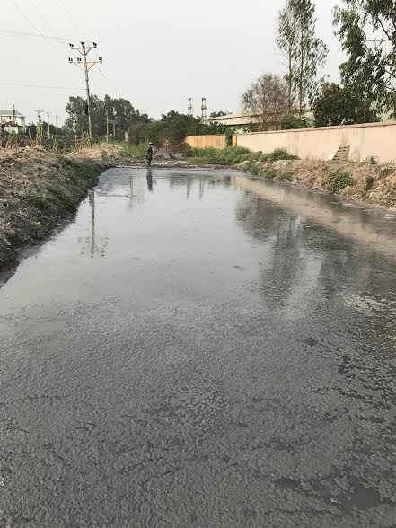Bên cạnh tường rào Công ty TNHH Lâm Phúc 2 ao chứa đầy chất thải, bột nhựa… đang tràn ra ngoài