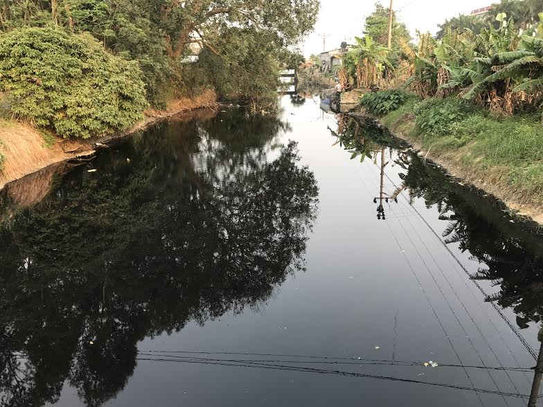 Con sông bên tỉnh lộ 392 chuyển màu đen như luynh