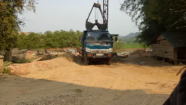 Xe tải vào mua cát tại những bãi cát lậu này