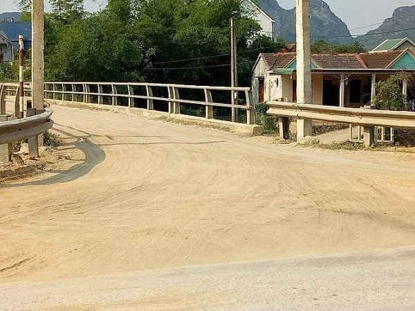 Cát vung khắp mặt đường gây ô nhiễm môi trường và mất an toàn giao thông