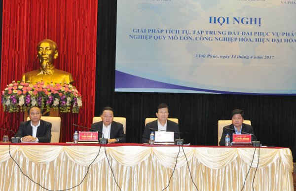 Phó Thủ tướng Chính phủ Trịnh Đình Dũng, Bộ trưởng Bộ TN&MT Trần Hồng Hà, Thứ trưởng Bộ NN&PTNT Lê Quốc Doanh và Chủ tịch UBND tỉnh Vĩnh Phúc Nguyễn Văn Trì chủ trì hội nghị. Ảnh: Việt Hùng