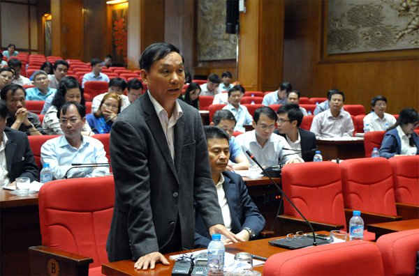 Ông Nguyễn Mạnh Hiển - nguyên Thứ trưởng Bộ TN&MT kiêm tổng Cục trưởng Tổng cục Quản lý đất đai - trình bày tham luận tại Hội nghị