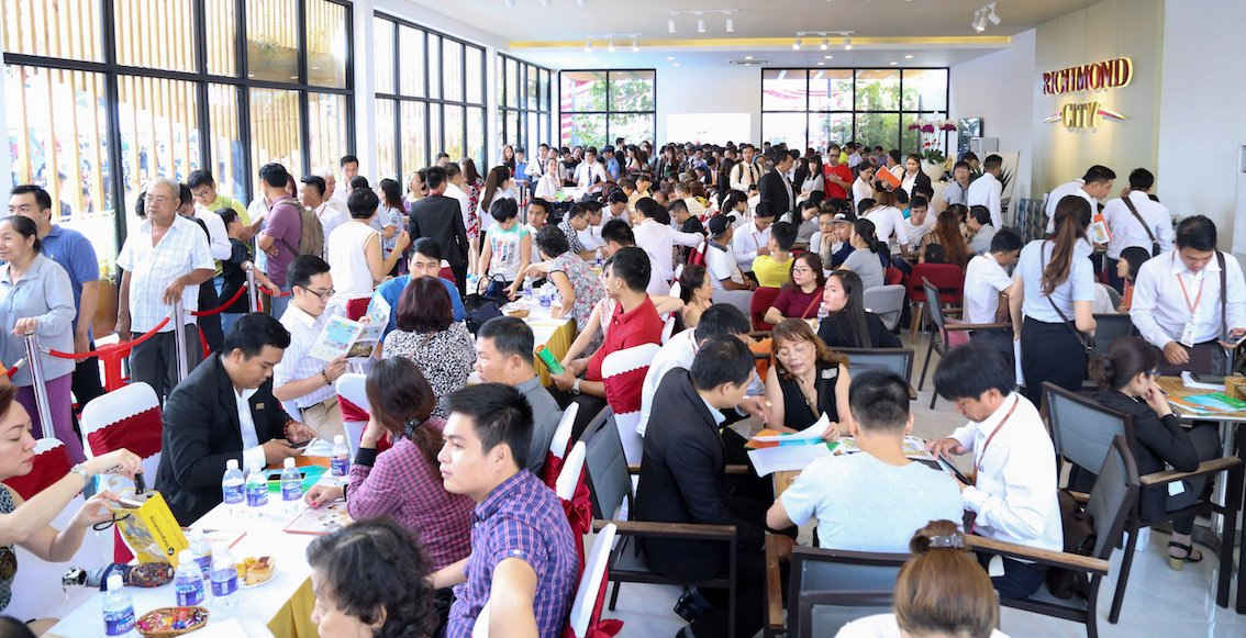 Khách hàng đông nghẹt trong ngày mở bán dự án Richmond City của Hưng Thịnh Corp