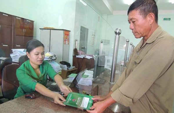Nông dân nhận sổ vay vốn của Ngân hàng chính sách xã hội (ảnh minh họa)