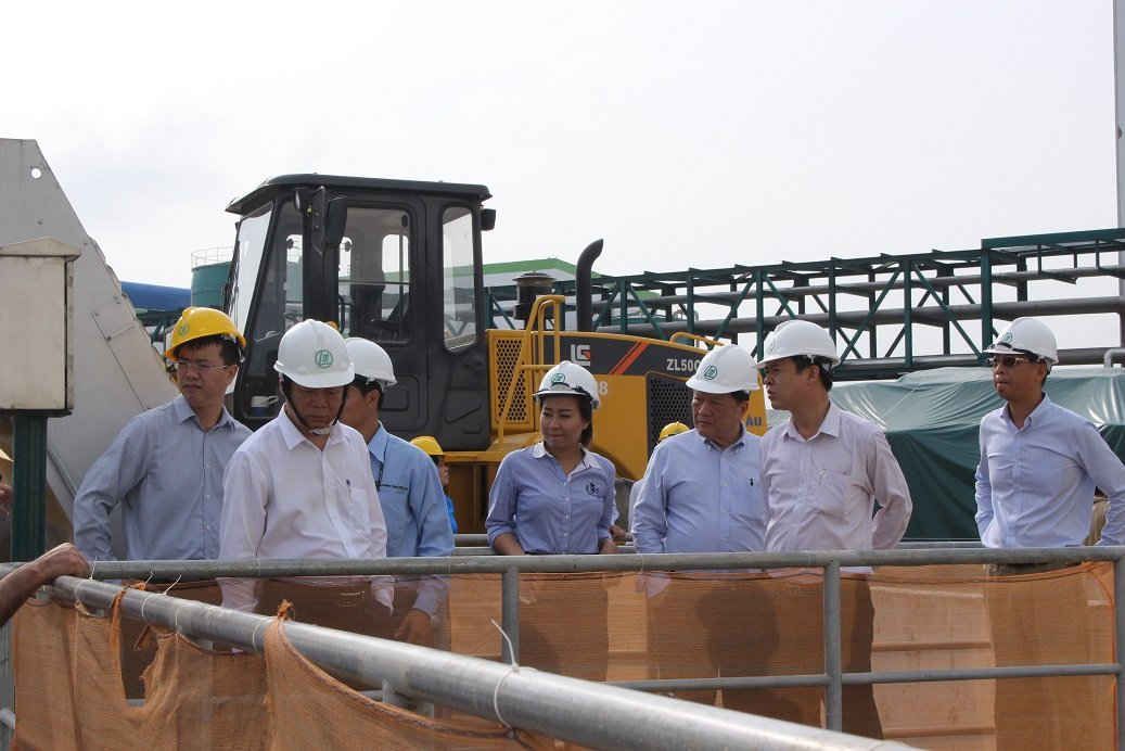  Trước khi Bộ trưởng Bộ Tài nguyên và Môi trường phê duyệt báo cáo đánh giá tác động môi trường và cấp Giấy phép xả thải vào nguồn nước cho Dự án Nhà máy Giấy Lee&Man, ngày 12/1/2017, Thứ trưởng Bộ Tài nguyên và Môi trường Võ Tuấn Nhân (thứ 2, từ trái qua) và Phó Chủ tịch UBND tỉnh Hậu Giang Trương Cảnh Tuyên (thứ hai, từ phải qua) đã trực tiếp thị sát các hạng mục công trình xử lý chất thải, bảo vệ môi trường tại Nhà máy giấy Lee&Man.
