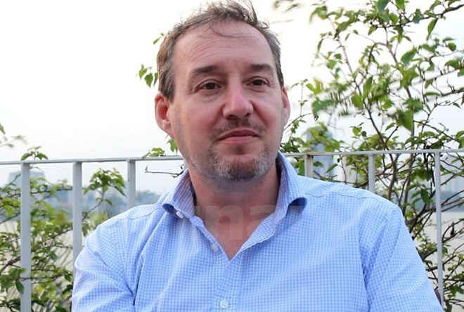 Phó đại sứ Stephen  Lysaght