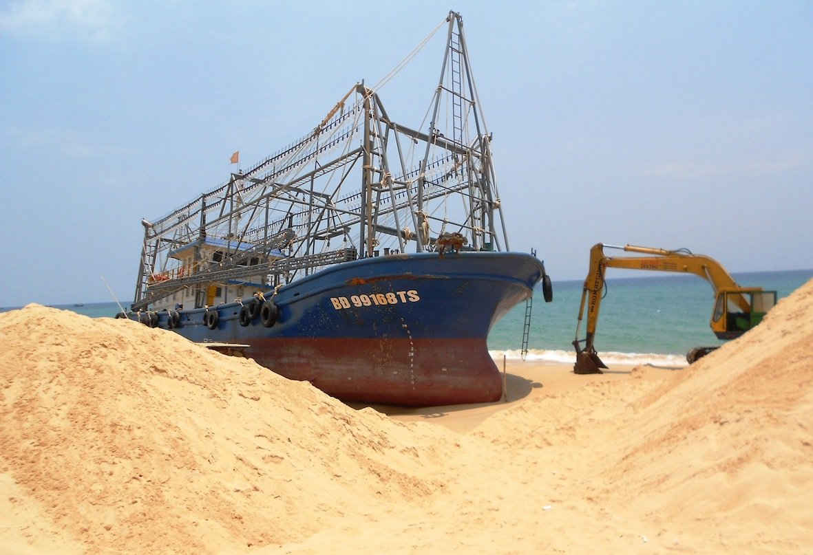 Tàu vỏ thép BĐ 99168-TS mắc kẹt sâu trong bãi biển thôn Chánh Oai, xã Cát Hải (huyện Phù Cát). 