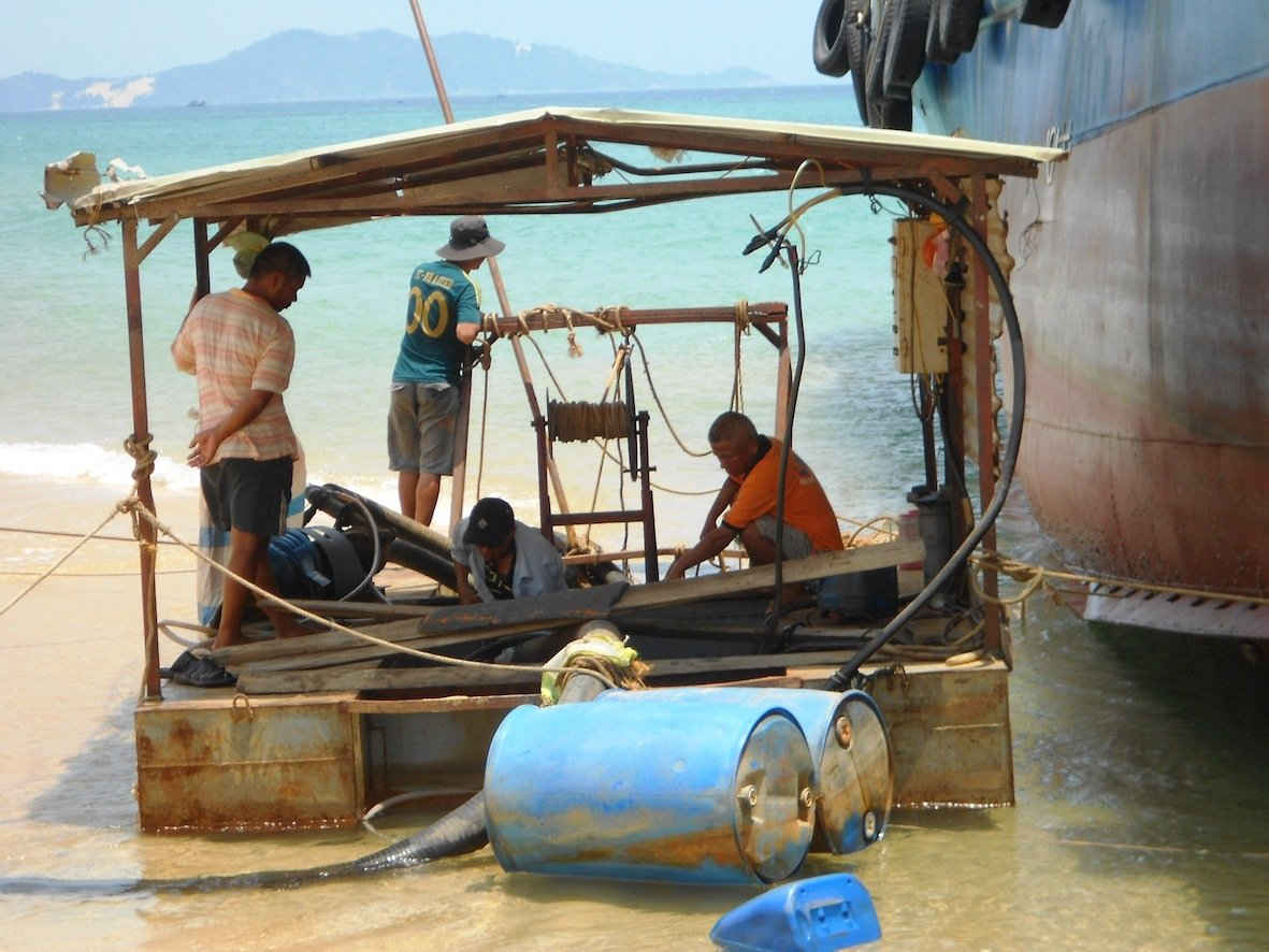 Công ty TNHH Trục Vớt Bảo Trân đang nỗ lực bơm hút cát, giải cứu con tàu. 