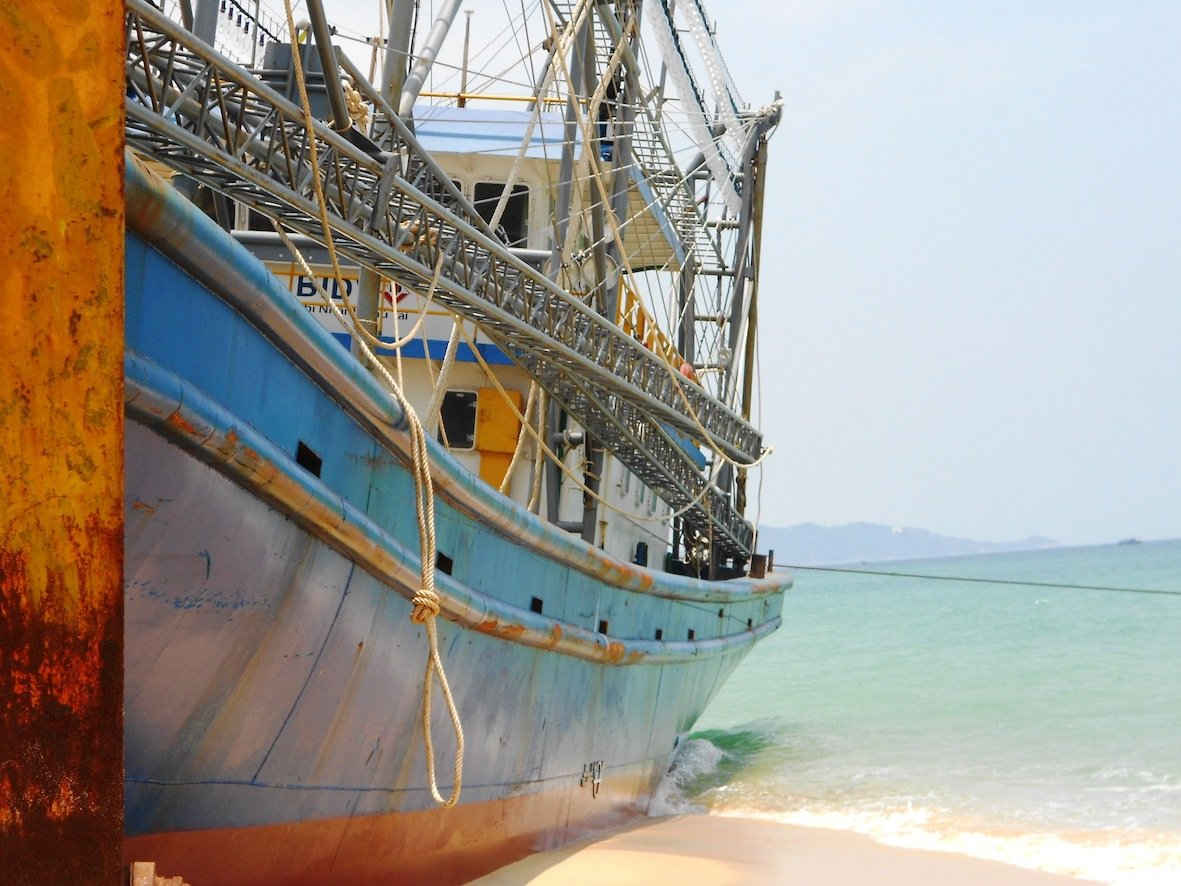 Một số thiết bị trên tàu vỏ thép đứng trước nguy cơ hỏng hóc do sóng biển đánh dữ dội. 