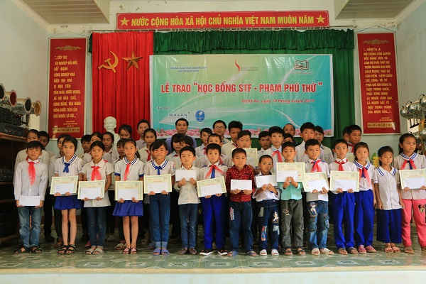 Trao quà cho các em học sinh nghèo ở Quỳ Hợp