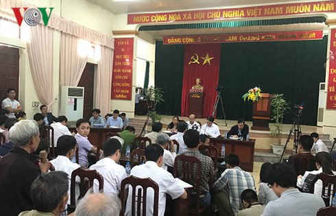 Nhiều người cao tuổi ở Đồng Tâm tham dự buổi đối thoại