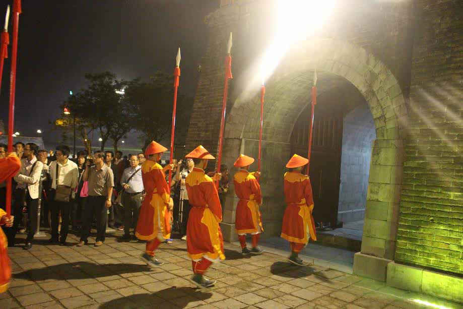 Tái hiện lễ Đổi gác