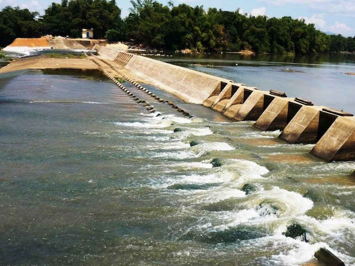 Việc khai thác cát quá mức đã và đang bức tử đập dâng Bảy Yển, xã Nhơn Phúc (TX An Nhơn).