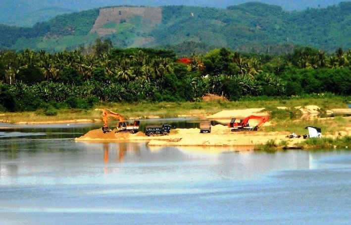  Sông Lại Giang đang oằn mình gánh chịu những chiếc xe đào, xe ben lấy cát quá mức.