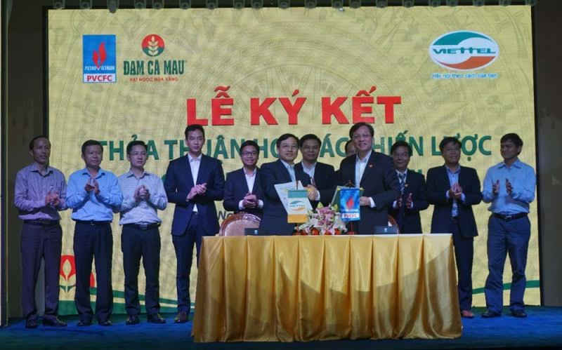 Ông Bùi Minh Tiến - Tổng giám đốc PVCFC và ông Hoàng Sơn - Tổng giám đốc Tổng Công  ty Viễn thông Viettel đại diện hai doanh nghiệp ký kết thỏa thuận hợp tác