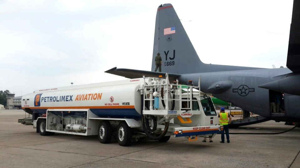 Petrolimex Aviation tiếp nhiên liệu cho Lockheed C-130 Hercules của U.S Air Force tại Cảng Hàng không quốc tế Nội Bài