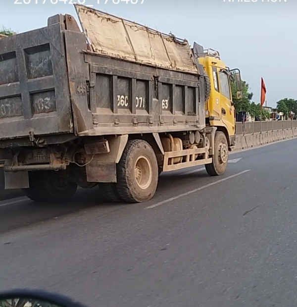 Xe chở đất băng băng trên Quốc lộ 1A.