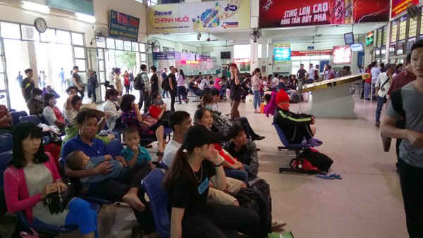 Hành khách trong khu nhà chờ của bến xe Mỹ Đình