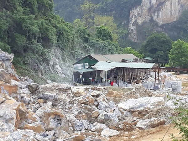 Xưởng chế biến đá ngay sát chân lèn, rất mất an toàn lao động