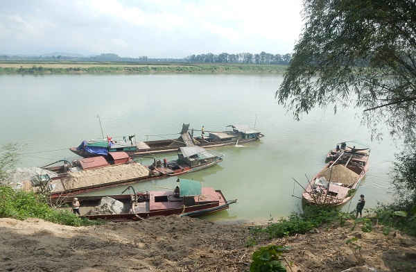 Hàng loạt tàu khai thác cát trái phép tại xã Thanh Hà (huyện Thanh Chương) đang chuẩn bị đưa cát lên bến