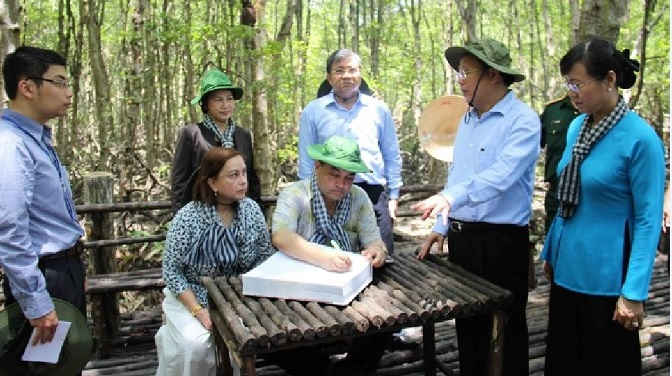 Lãnh đạo IPU viết vào sổ nhật ký chiến khu Rừng Sác.