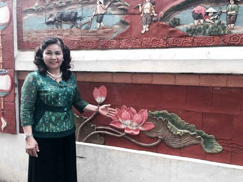 Bác Vũ Thị Bắc, người khởi xướng ý tưởng làm tranh gốm để dọn rác tường