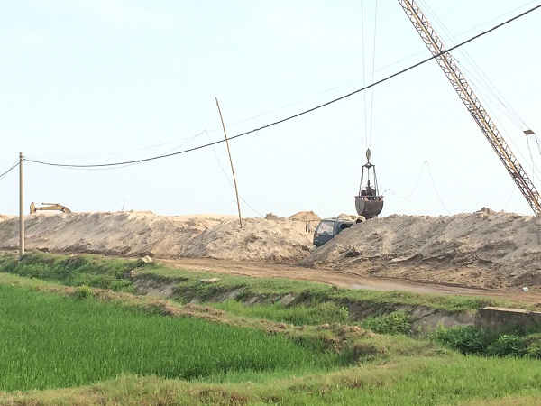 Mọi hoạt động tập kết, vận chuyển cát của Công ty Long Hải vẫn diễn ra ngang nhiên sau khi xã Kim Chính xử phạt, yêu cầu giải tỏa