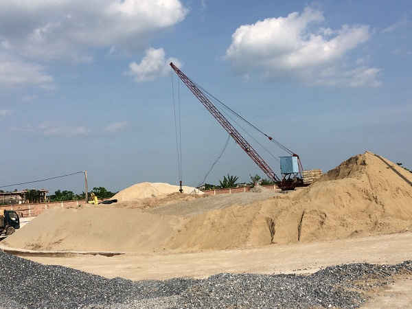 Các bãi cát trái phép vẫn mặc sức ngang nhiên hoạt động