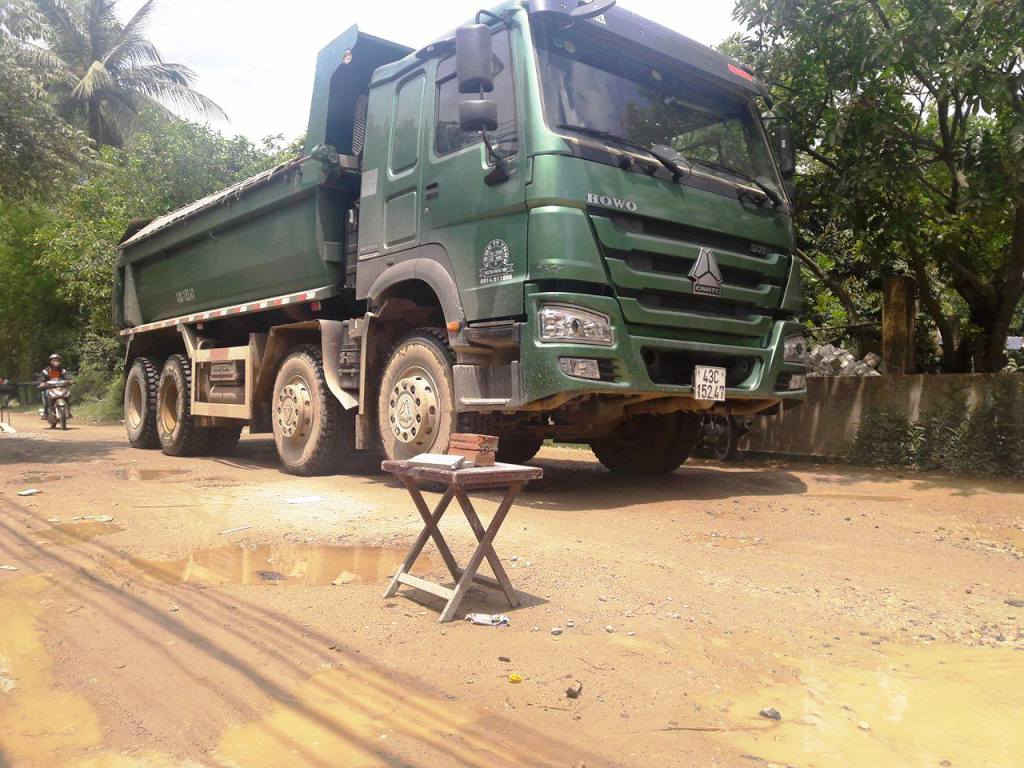 Bức xúc với việc đường sá bị cày nát, nhiều người dân đã lấy các vật dụng chặn xe, giảm tốc độ