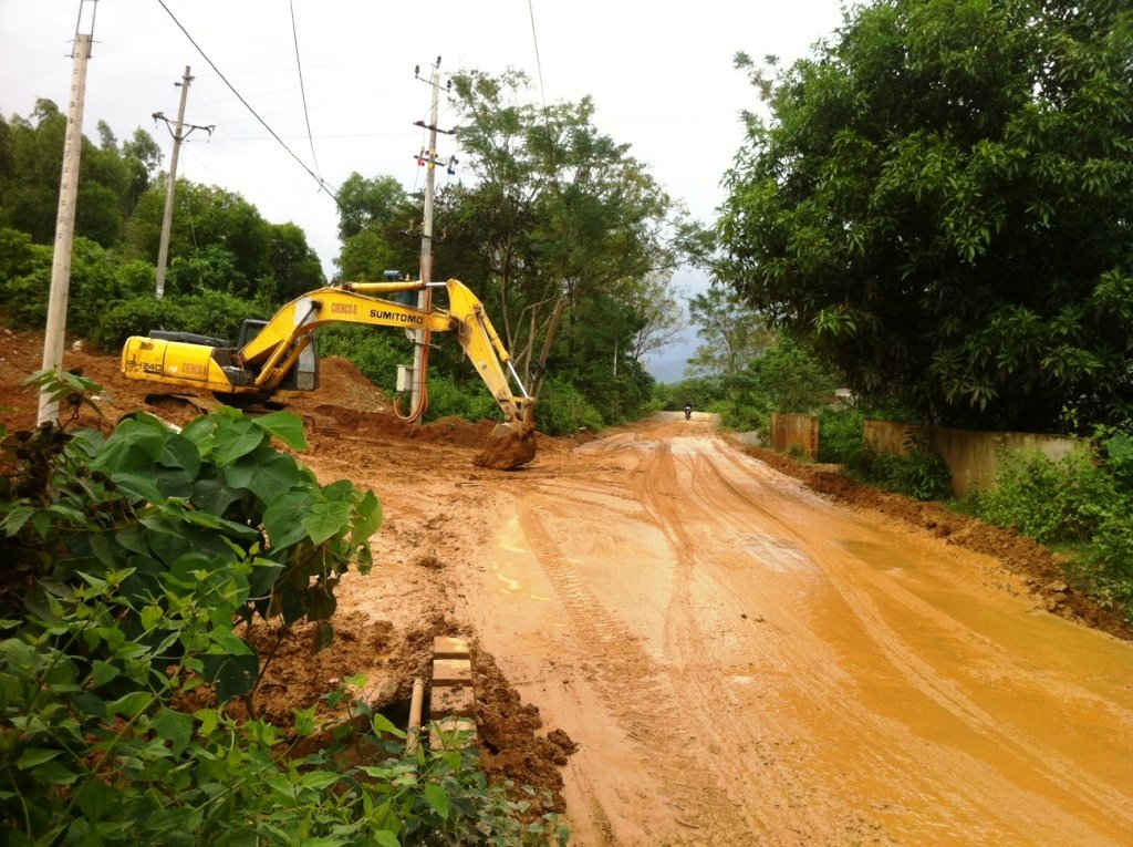 Sau những trận, bùn đất lại tràn ngập tuyến đường DT 601