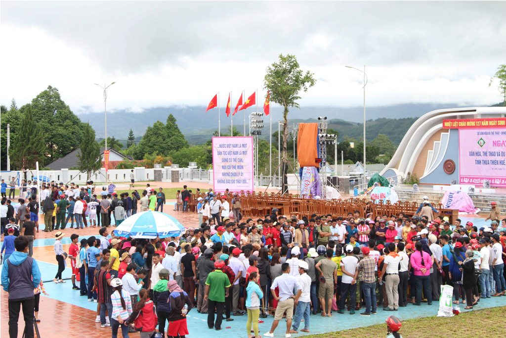 Rất đông du khách đến với ngày hội