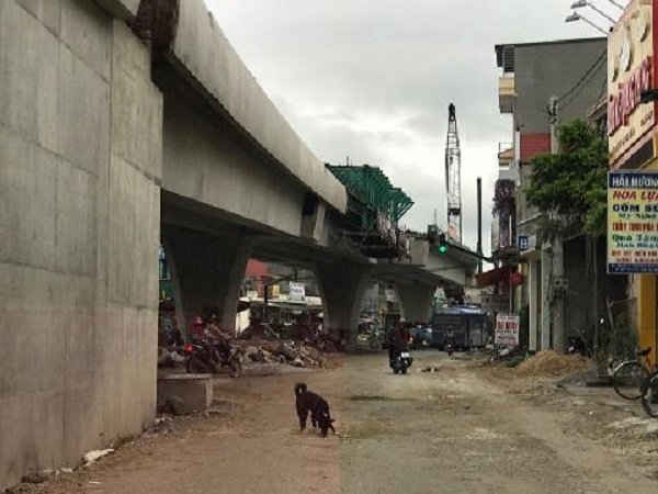 Cầu vượt QL1A và QL48B đoạn tại thị trấn Cầu Giát đang dừng thi công do chưa thể giải phóng được mặt bằng