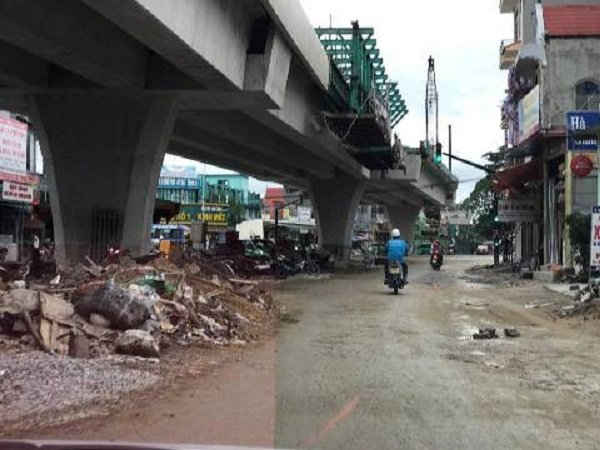 Nhiều hạng mục thi công dang dở, ngổn ngang khiến cho giao thông nơi đây đi lại khó khăn, người dân vô cùng bức xúc