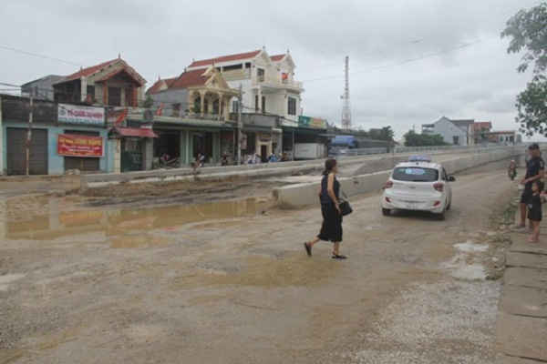 Công trình dang dở, nắng thì bụi bặm, mưa thì lầy lội